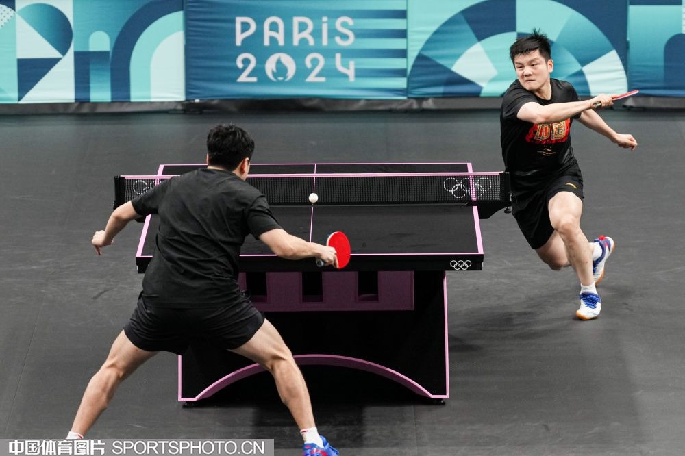 日本队以2-0击败加纳队，堂安律远射破门，阿布受伤离场，日本队近10场全胜，展现强大实力。